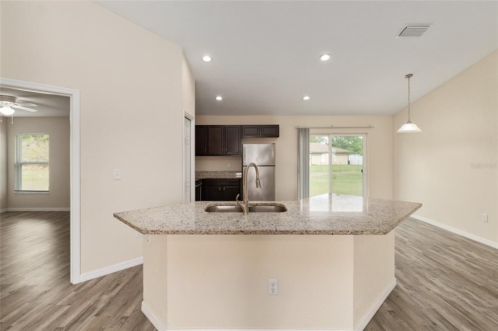 En Venta: $239,800 (3 camas, 2 baños, 1340 Pies cuadrados)