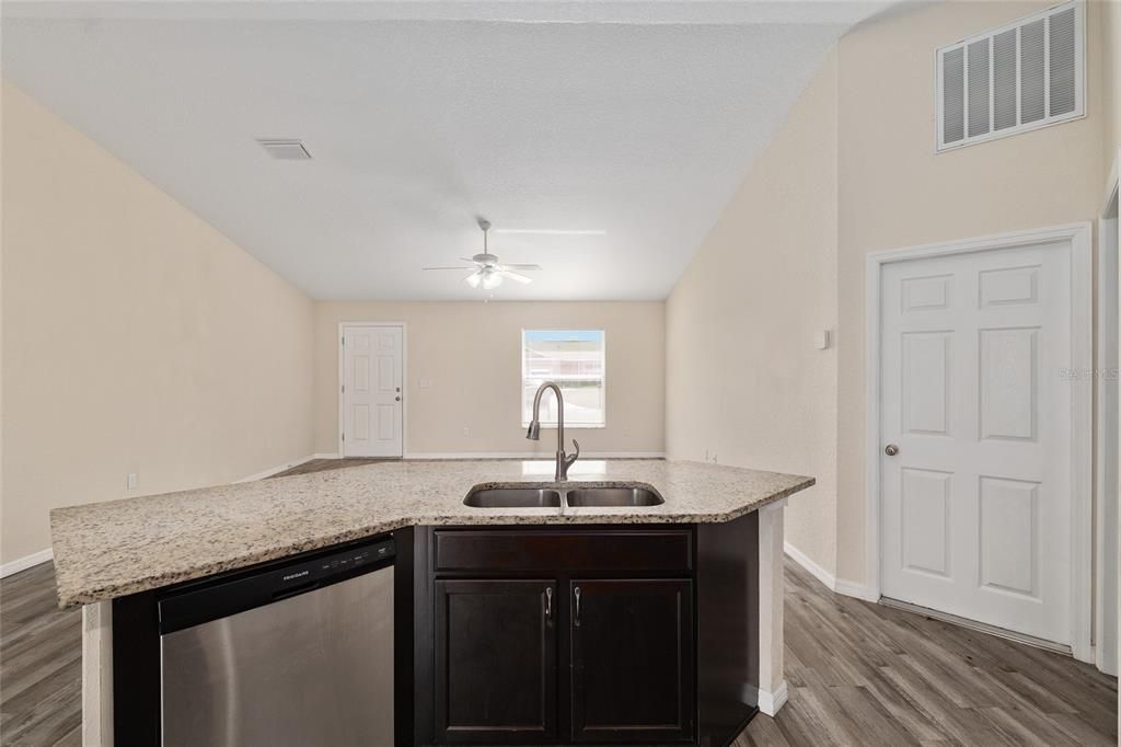 En Venta: $239,800 (3 camas, 2 baños, 1340 Pies cuadrados)