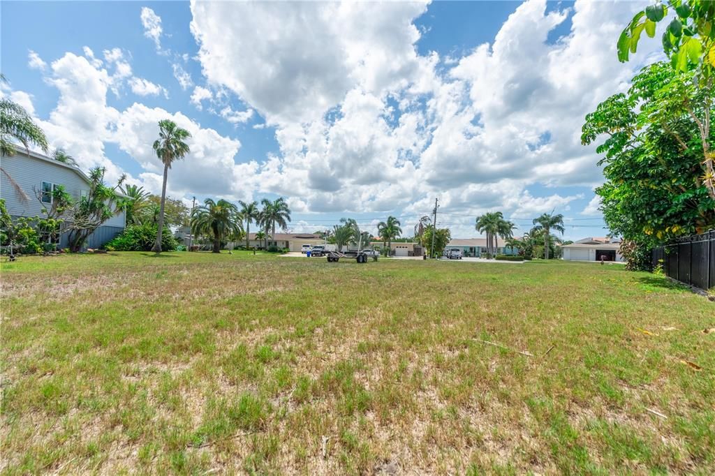 待售: $399,000 (0.32 acres)