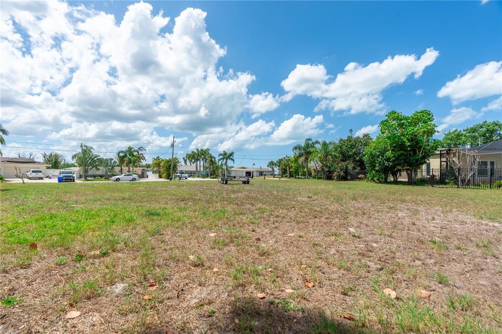 待售: $399,000 (0.32 acres)