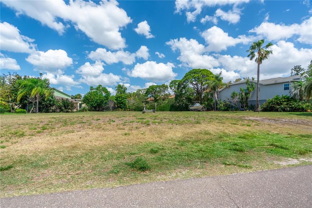 待售: $399,000 (0.32 acres)