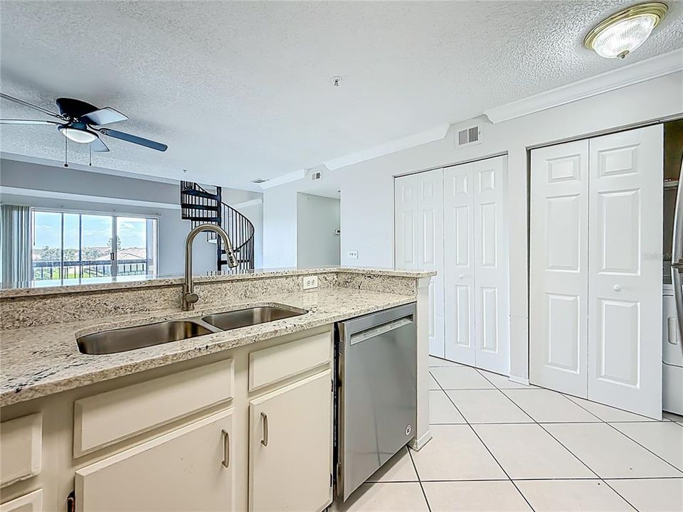 Activo con contrato: $199,900 (2 camas, 2 baños, 1075 Pies cuadrados)