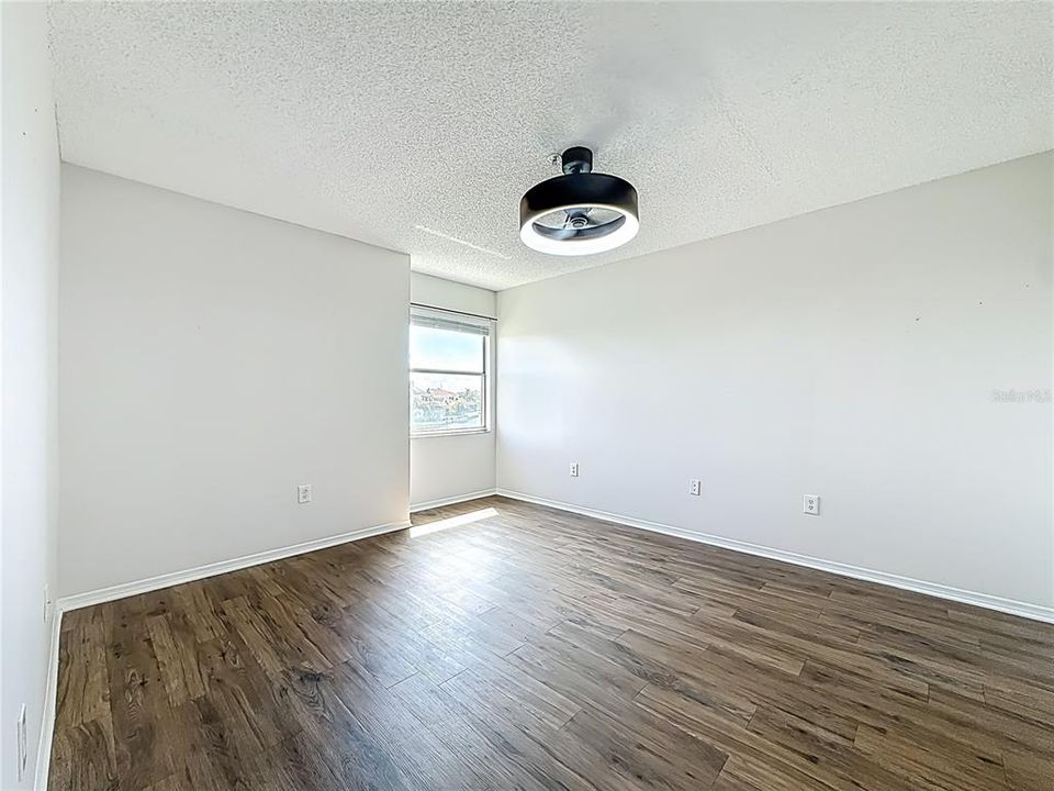 Activo con contrato: $199,900 (2 camas, 2 baños, 1075 Pies cuadrados)