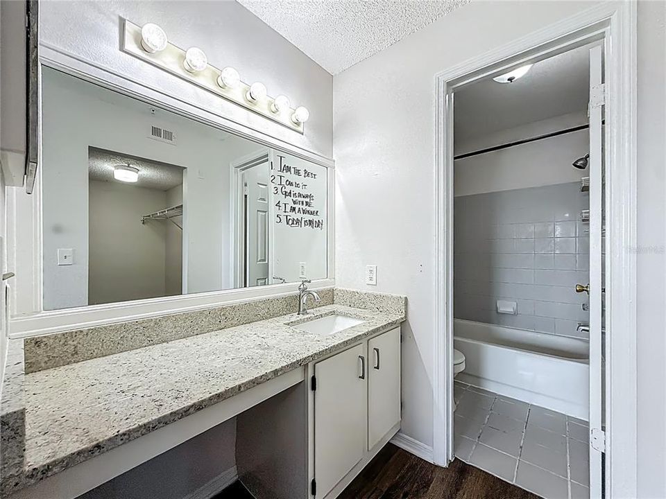 Activo con contrato: $199,900 (2 camas, 2 baños, 1075 Pies cuadrados)