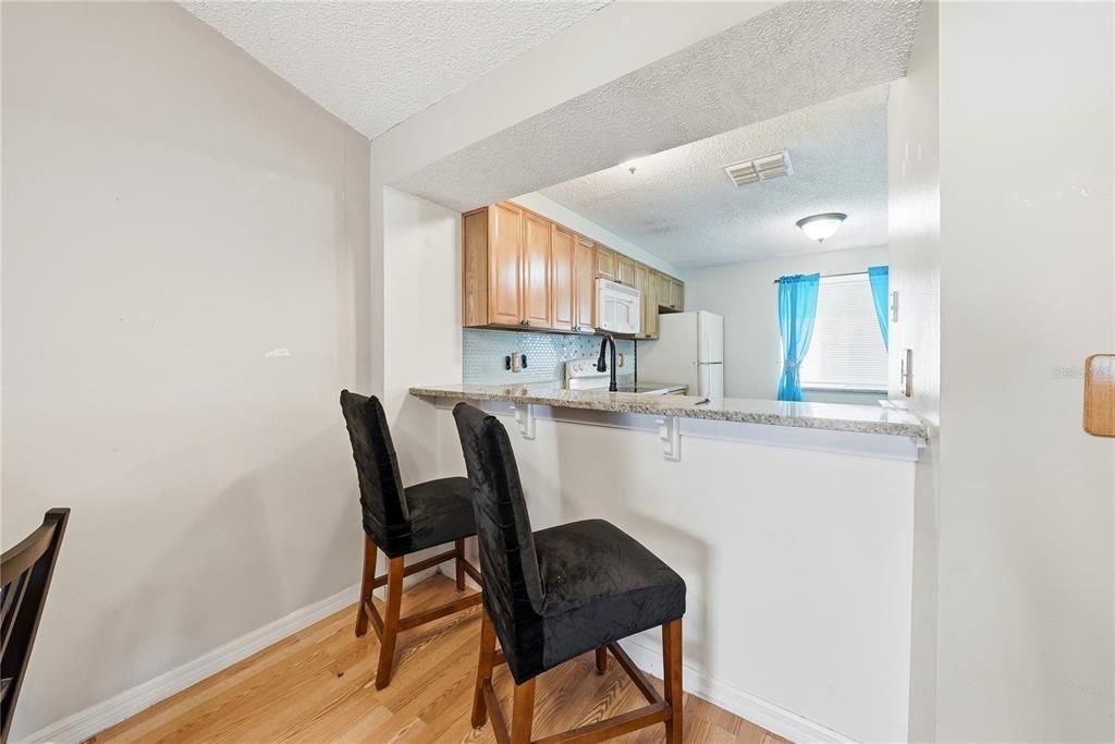 For Sale: $199,999 (2 beds, 2 baths, 900 Square Feet)