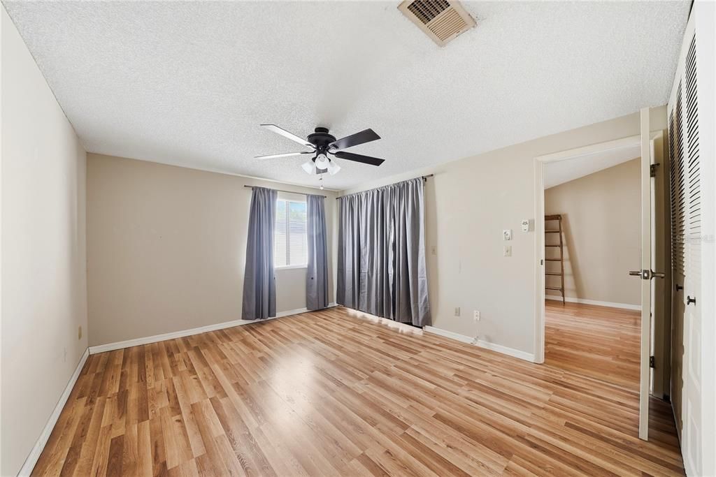 For Sale: $199,999 (2 beds, 2 baths, 900 Square Feet)