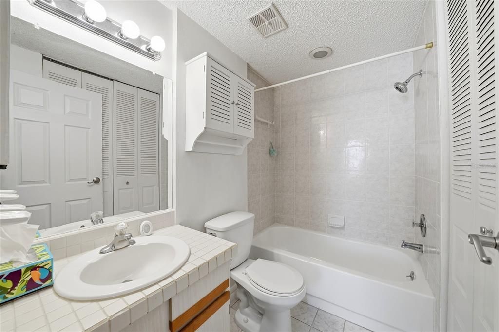 For Sale: $199,999 (2 beds, 2 baths, 900 Square Feet)