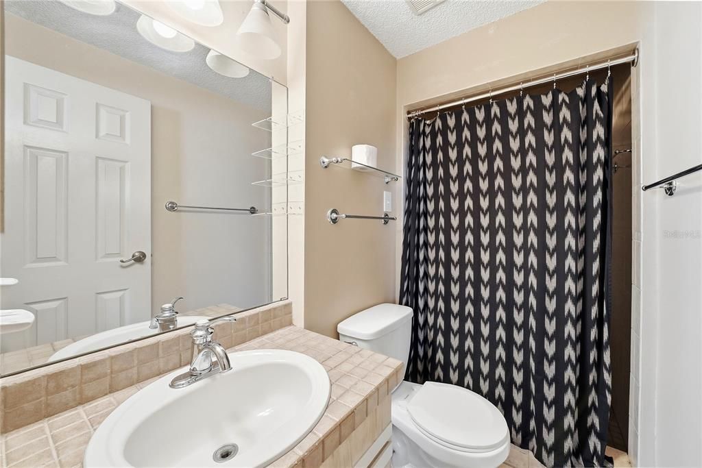 For Sale: $199,999 (2 beds, 2 baths, 900 Square Feet)