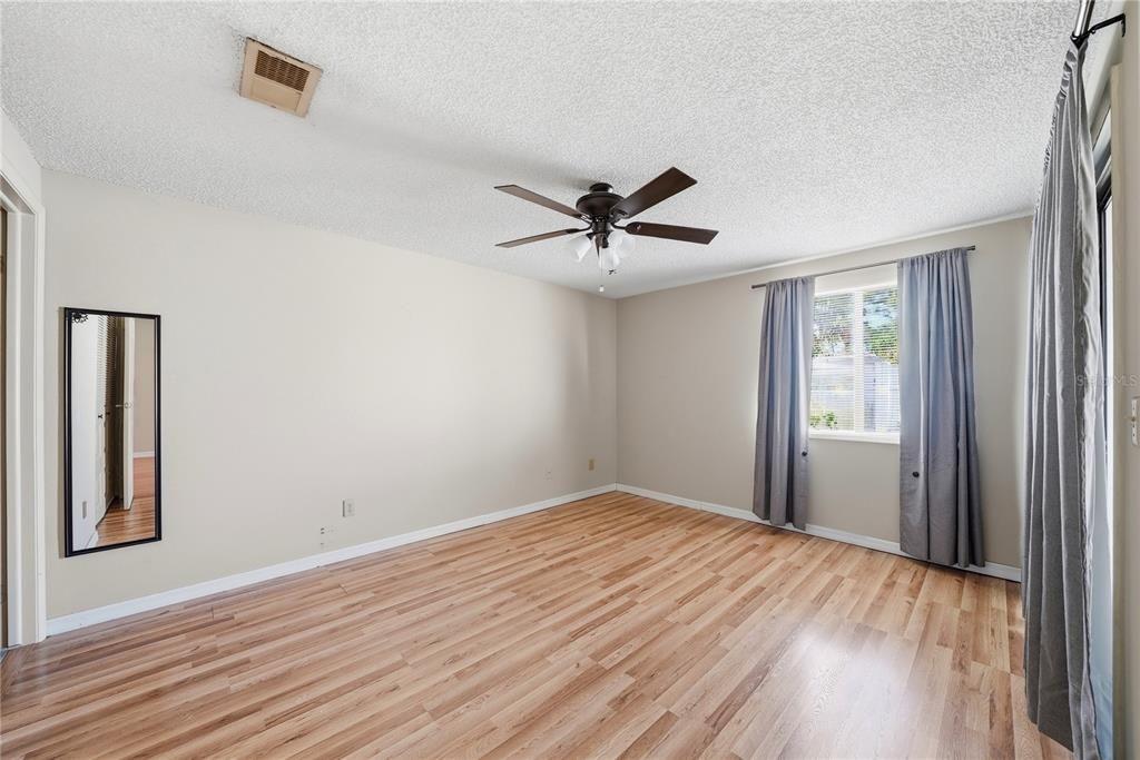 For Sale: $199,999 (2 beds, 2 baths, 900 Square Feet)