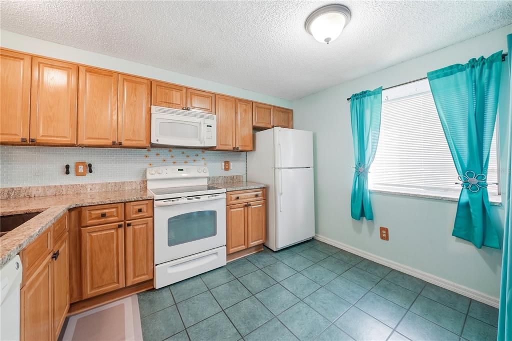 For Sale: $199,999 (2 beds, 2 baths, 900 Square Feet)