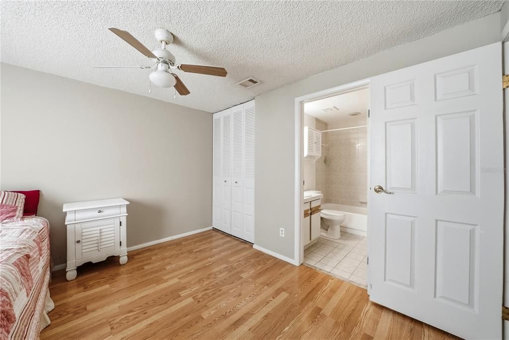 For Sale: $199,999 (2 beds, 2 baths, 900 Square Feet)