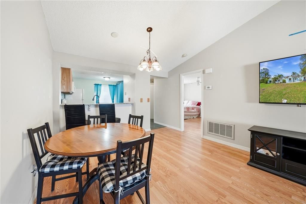 For Sale: $199,999 (2 beds, 2 baths, 900 Square Feet)