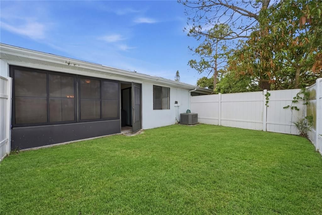 For Sale: $199,999 (2 beds, 2 baths, 900 Square Feet)