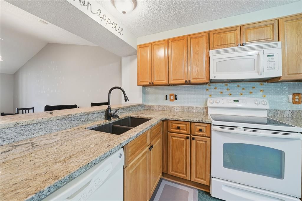 For Sale: $199,999 (2 beds, 2 baths, 900 Square Feet)