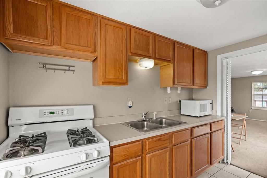 Active With Contract: $584,500 (4 beds, 4 baths, 2433 Square Feet)