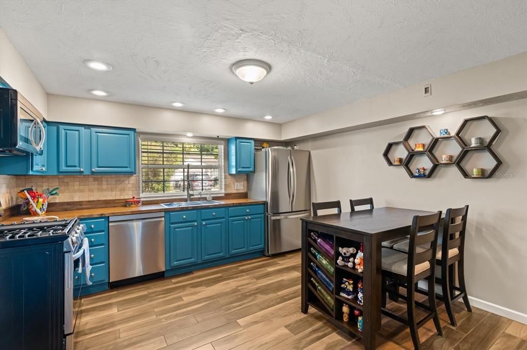 Active With Contract: $584,500 (4 beds, 4 baths, 2433 Square Feet)