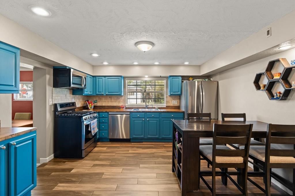 Active With Contract: $584,500 (4 beds, 4 baths, 2433 Square Feet)