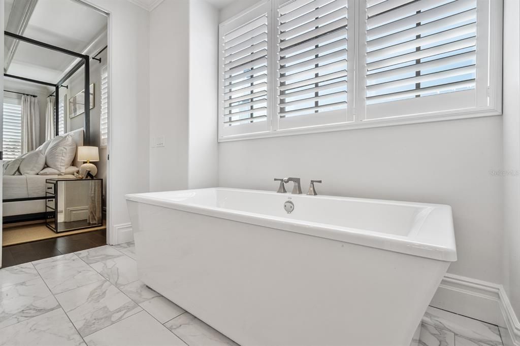 Activo con contrato: $2,195,000 (4 camas, 4 baños, 3412 Pies cuadrados)