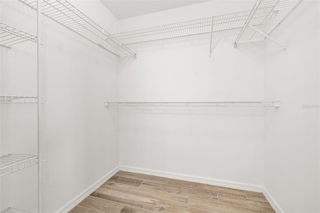 Activo con contrato: $2,300 (4 camas, 2 baños, 1855 Pies cuadrados)
