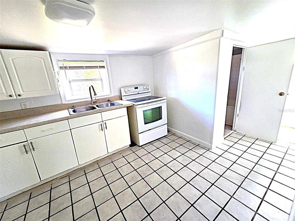 Active With Contract: $150,000 (1 beds, 1 baths, 572 Square Feet)
