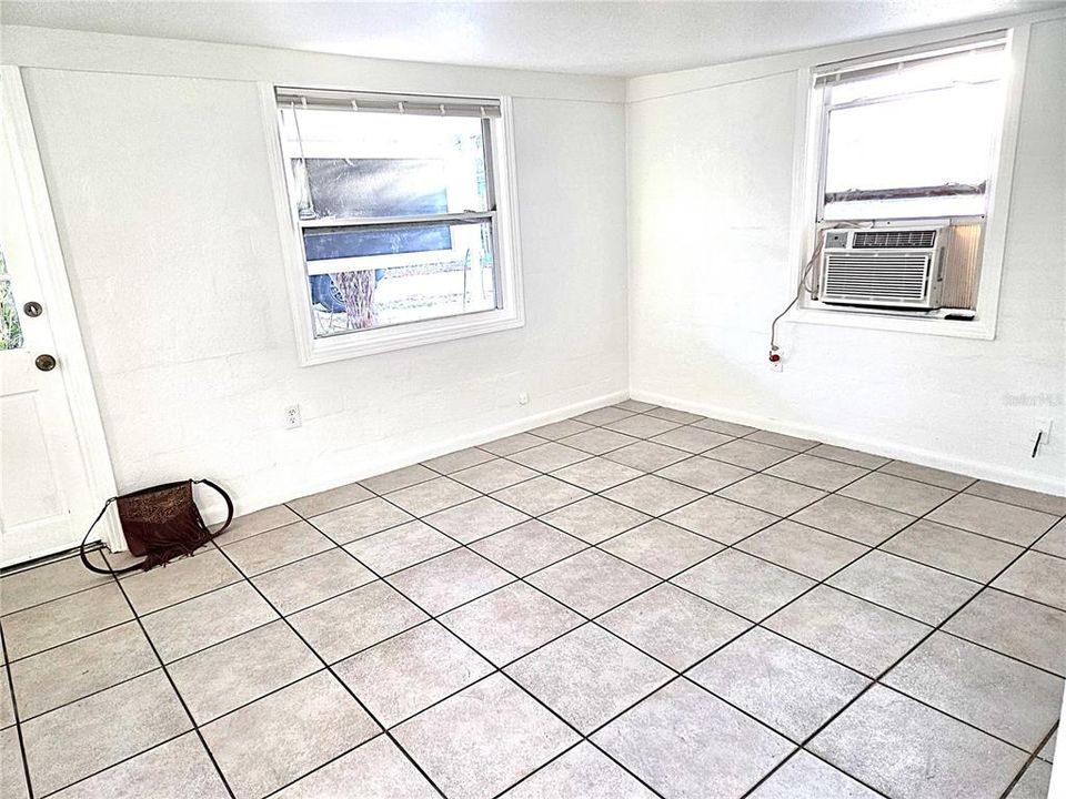Active With Contract: $150,000 (1 beds, 1 baths, 572 Square Feet)