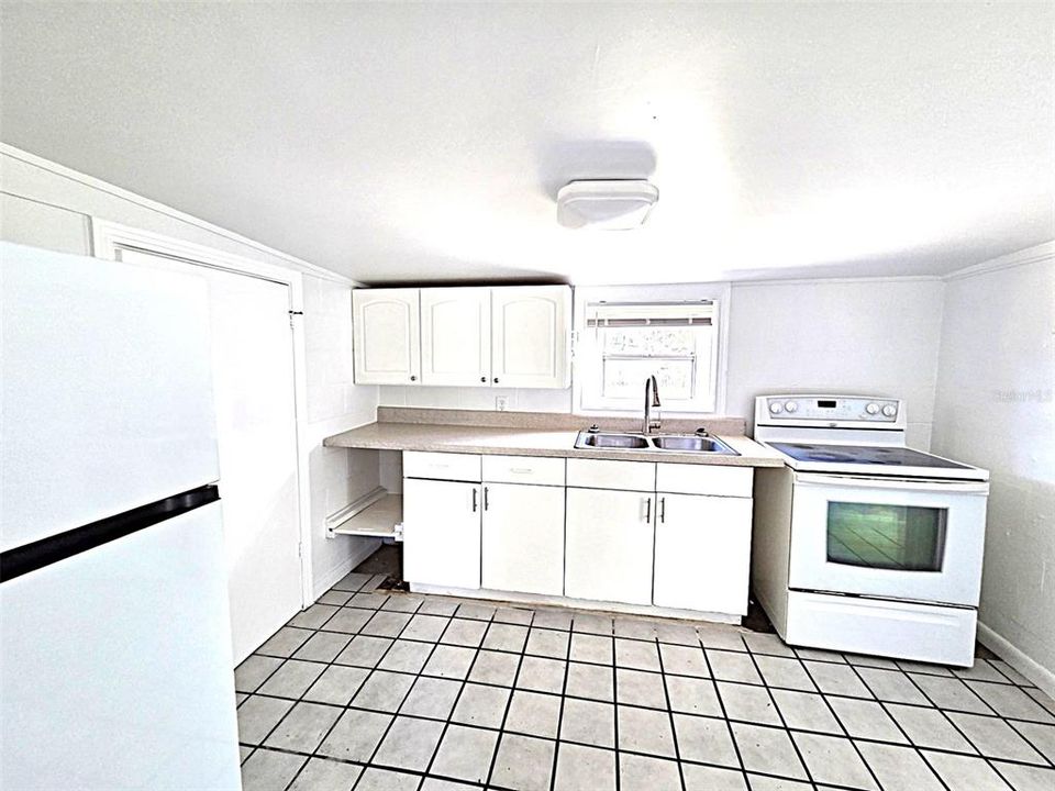 Active With Contract: $150,000 (1 beds, 1 baths, 572 Square Feet)