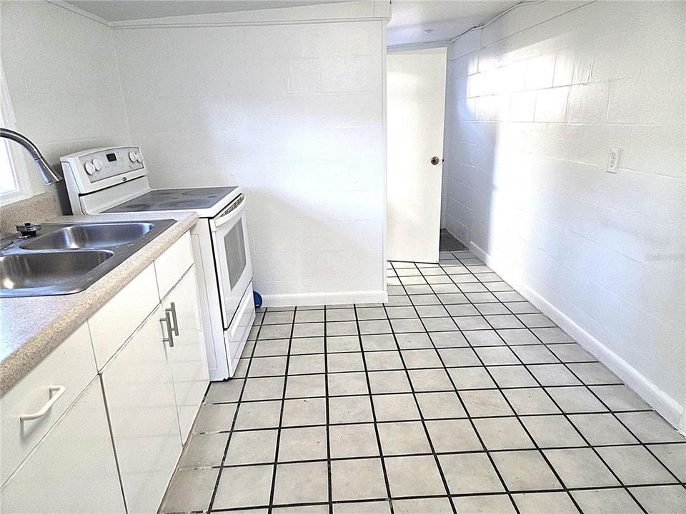 Active With Contract: $150,000 (1 beds, 1 baths, 572 Square Feet)