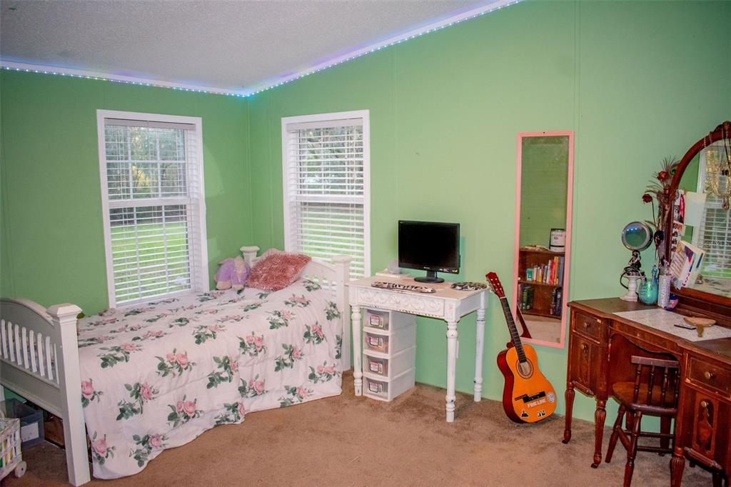 En Venta: $267,000 (4 camas, 2 baños, 2052 Pies cuadrados)