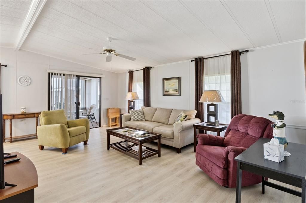 Activo con contrato: $115,000 (2 camas, 2 baños, 1056 Pies cuadrados)
