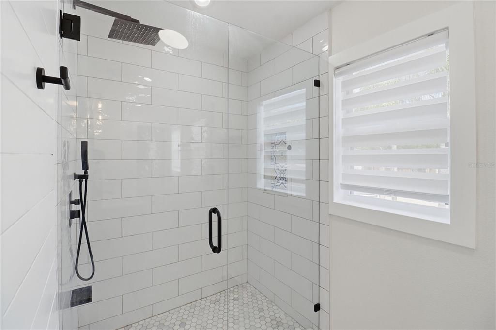 En Venta: $365,000 (4 camas, 2 baños, 2222 Pies cuadrados)
