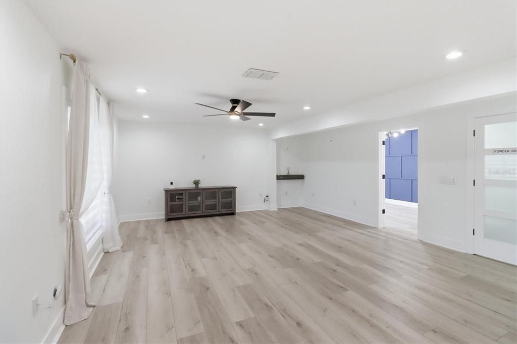 En Venta: $365,000 (4 camas, 2 baños, 2222 Pies cuadrados)