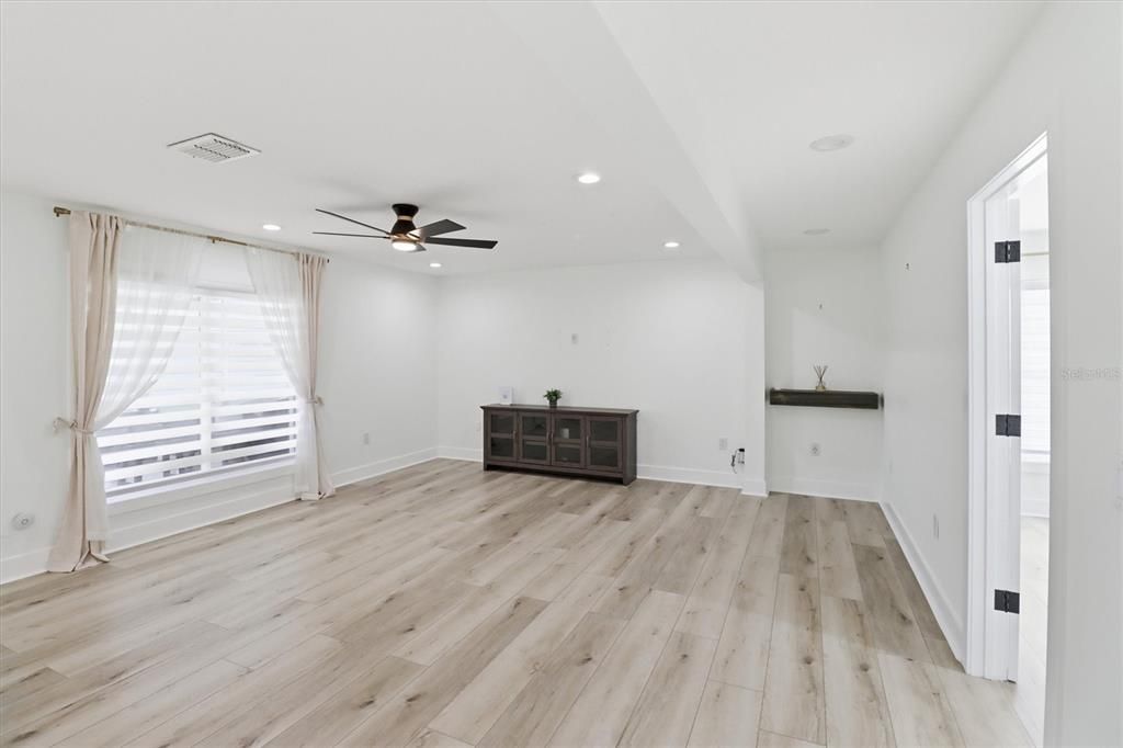 En Venta: $365,000 (4 camas, 2 baños, 2222 Pies cuadrados)
