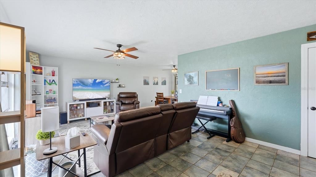 Activo con contrato: $225,000 (2 camas, 1 baños, 1070 Pies cuadrados)