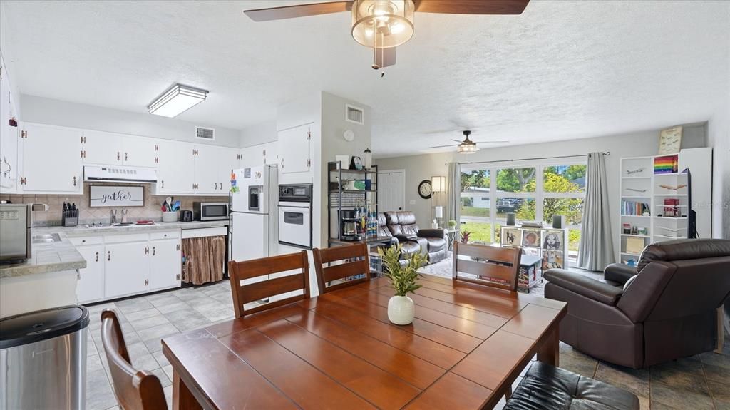 Activo con contrato: $225,000 (2 camas, 1 baños, 1070 Pies cuadrados)