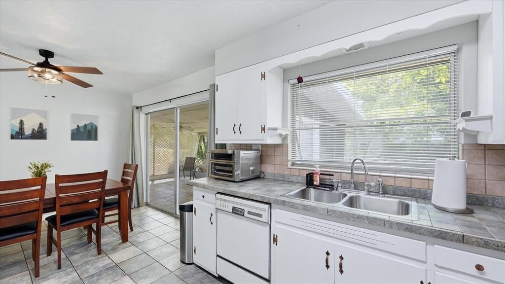 Activo con contrato: $225,000 (2 camas, 1 baños, 1070 Pies cuadrados)