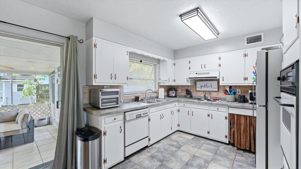 Activo con contrato: $225,000 (2 camas, 1 baños, 1070 Pies cuadrados)