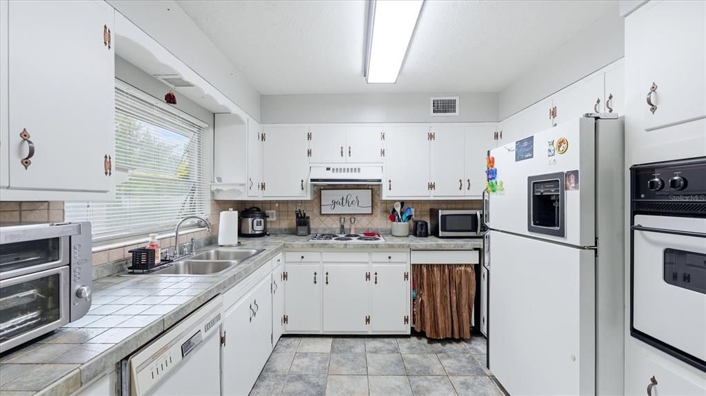 Activo con contrato: $225,000 (2 camas, 1 baños, 1070 Pies cuadrados)