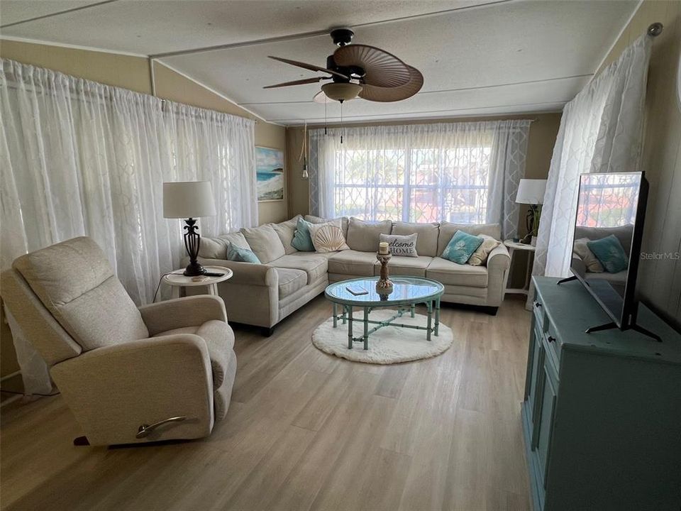 На продажу: $168,000 (2 спален, 1 ванн, 624 Квадратных фут)