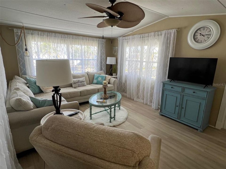 На продажу: $168,000 (2 спален, 1 ванн, 624 Квадратных фут)