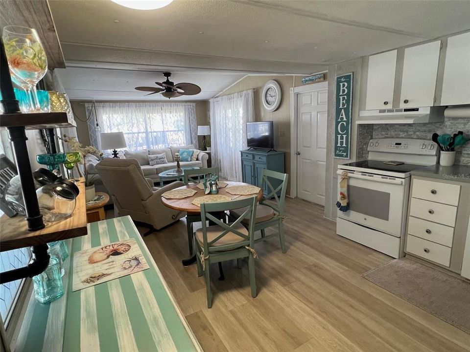 На продажу: $168,000 (2 спален, 1 ванн, 624 Квадратных фут)