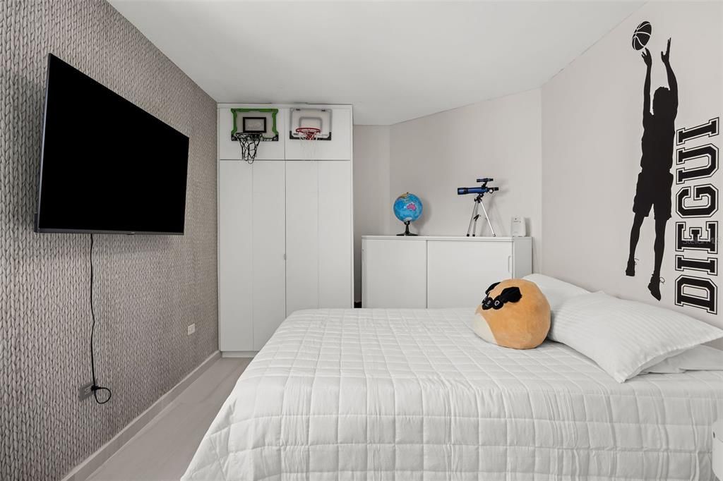 For Sale: $795,000 (3 beds, 2 baths, 1947 Square Feet)