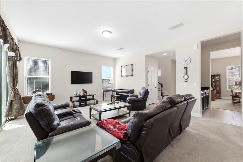 Activo con contrato: $615,000 (5 camas, 4 baños, 3185 Pies cuadrados)