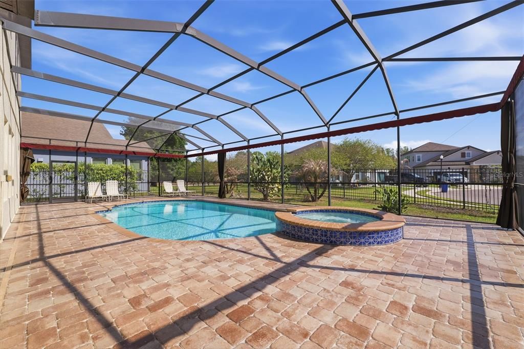 Activo con contrato: $615,000 (5 camas, 4 baños, 3185 Pies cuadrados)