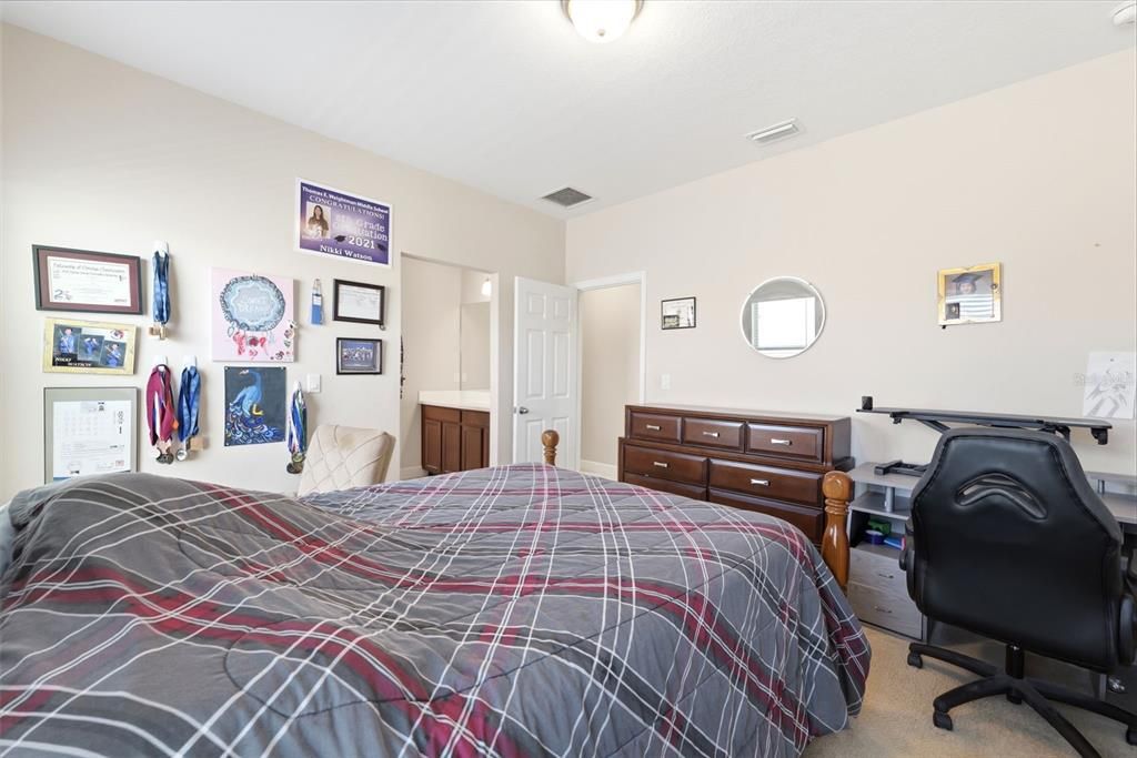 Activo con contrato: $615,000 (5 camas, 4 baños, 3185 Pies cuadrados)