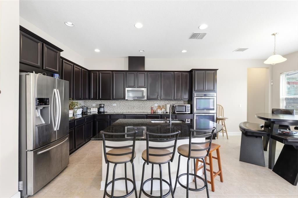 Activo con contrato: $615,000 (5 camas, 4 baños, 3185 Pies cuadrados)
