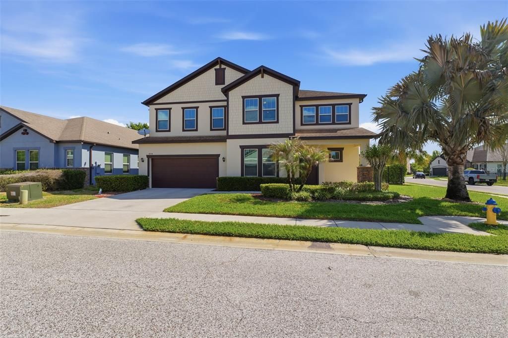 Activo con contrato: $615,000 (5 camas, 4 baños, 3185 Pies cuadrados)