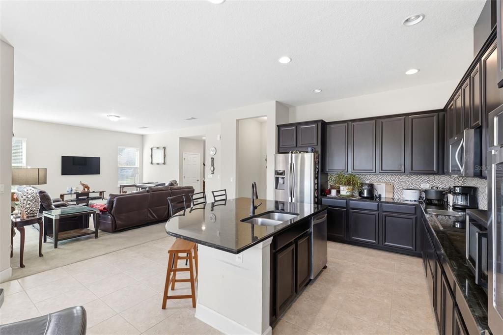 Activo con contrato: $615,000 (5 camas, 4 baños, 3185 Pies cuadrados)