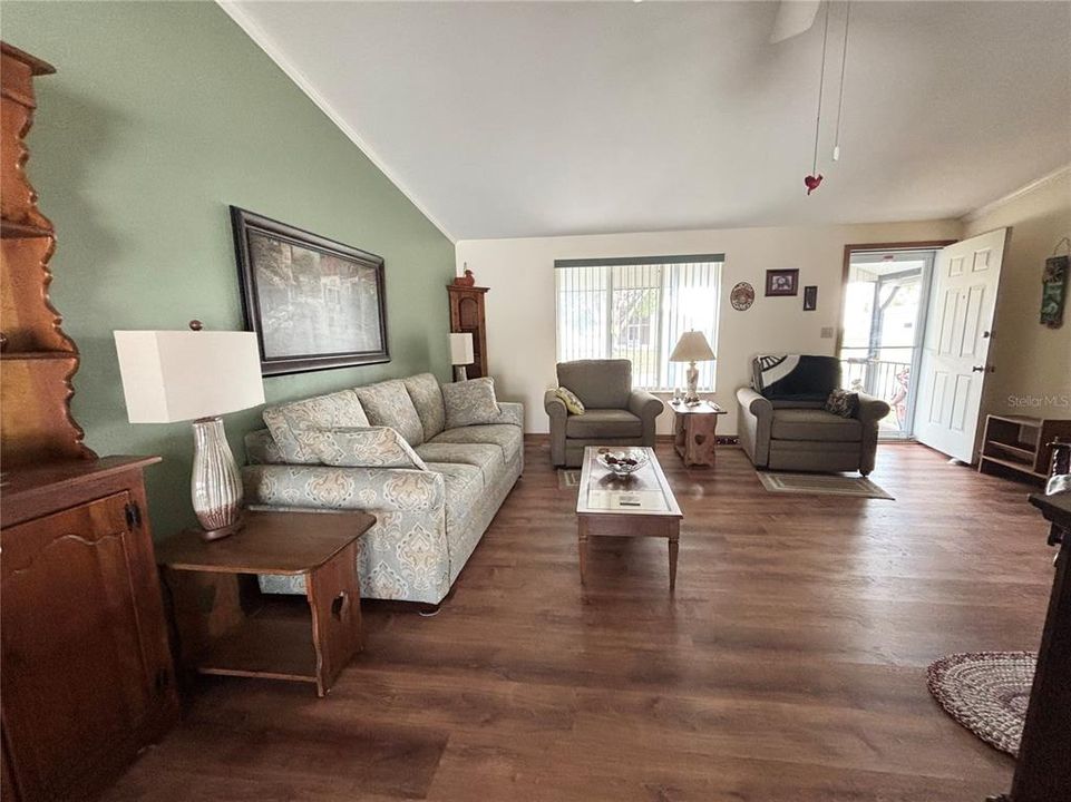 待售: $185,000 (2 贝兹, 2 浴室, 960 平方英尺)