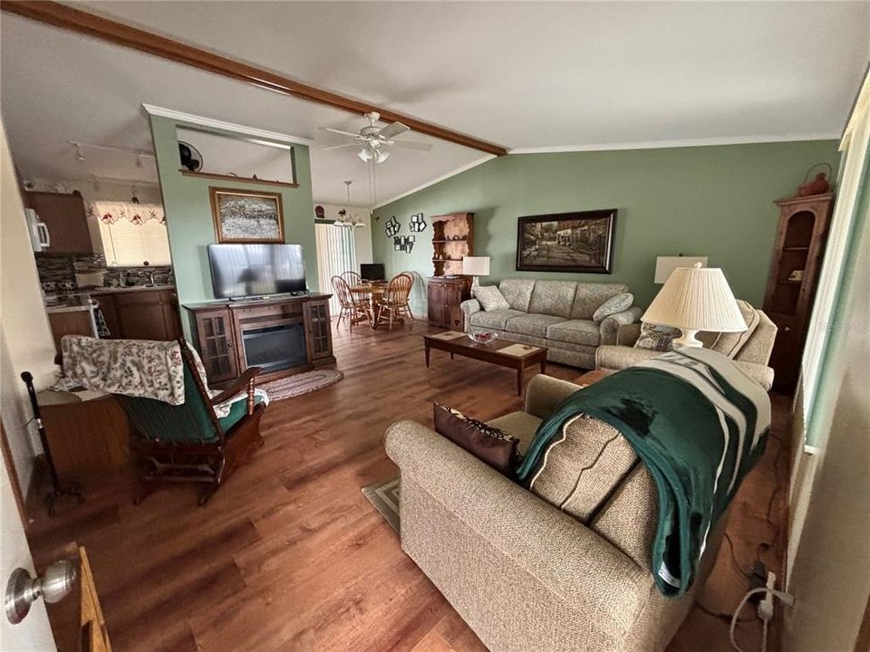 待售: $185,000 (2 贝兹, 2 浴室, 960 平方英尺)