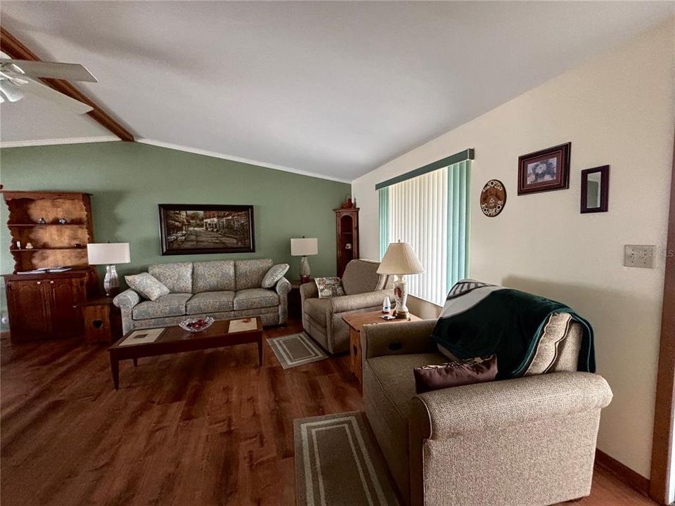 待售: $185,000 (2 贝兹, 2 浴室, 960 平方英尺)